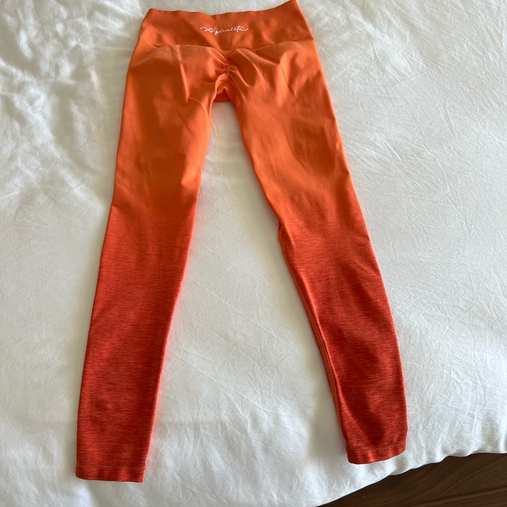Alphalete Medium, ombré Amplify Strawberry Leggings